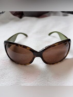 Vera Wang Brown Tortoiseshell Women's Sunglasses - Olive Temples